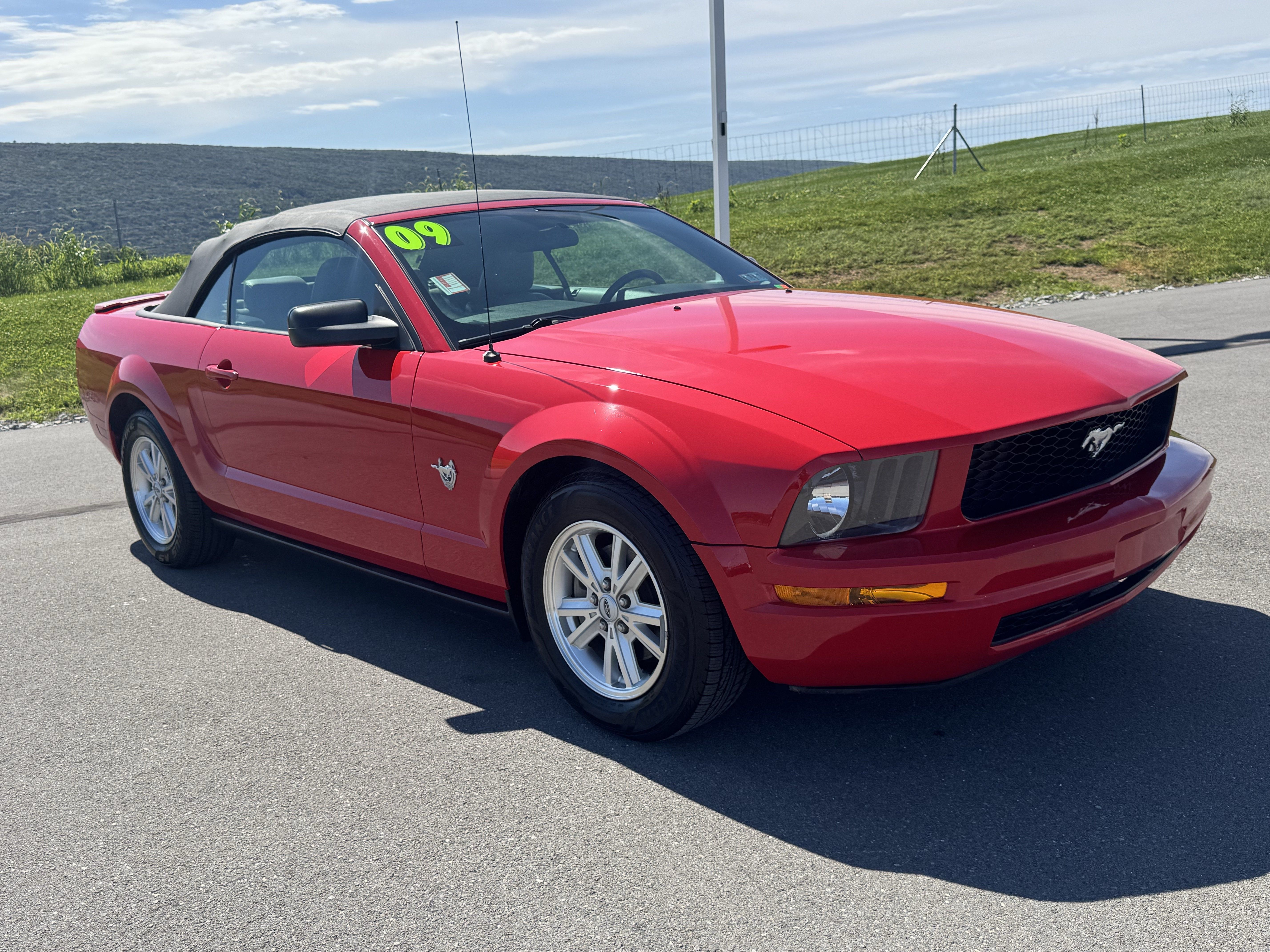 Used 2009 Ford Mustang Convertible RWD image 1