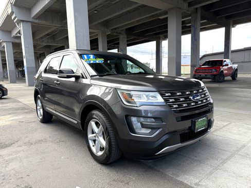 Used 2017 Ford Explorer XLT w/ Equipment Group 202A image 3