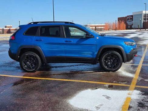 Used 2022 Jeep Cherokee Trailhawk image 2