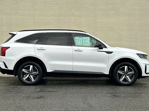 Used 2022 Kia Sorento EX w/ Panoramic Sunroof Package image 3
