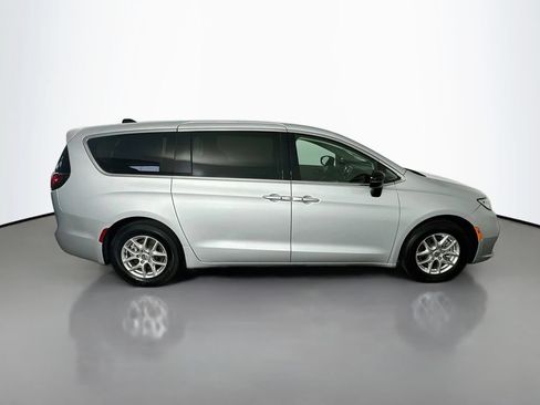 Used 2024 Chrysler Pacifica Touring-L FWD image 8