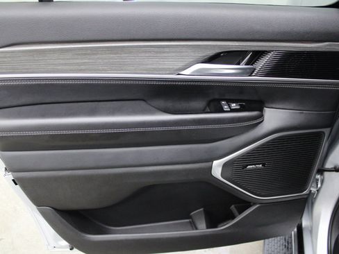 Used 2023 Jeep Wagoneer L Series II image 18