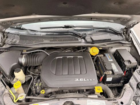 Used 2016 Chrysler Town & Country Touring FWD image 9