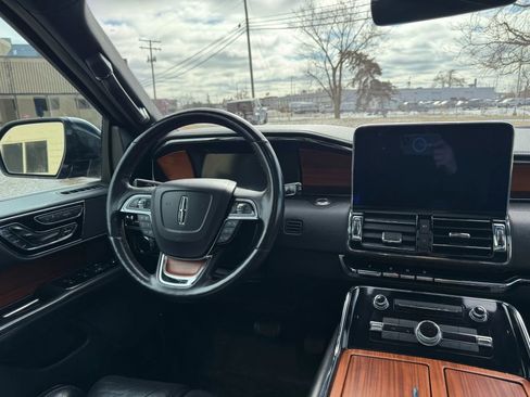 Used 2019 Lincoln Navigator Reserve image 14