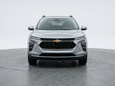 Used 2025 Chevrolet Trax LT w/ LT Convenience Package image 2