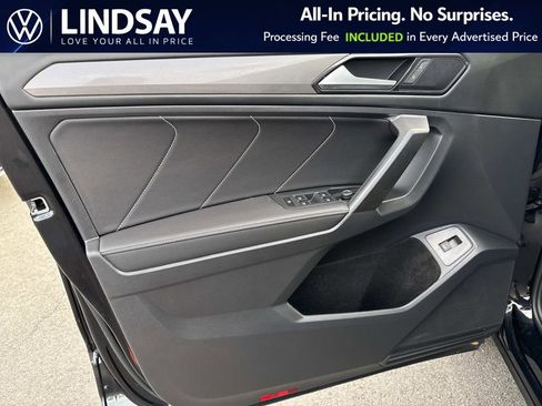 Used 2023 Volkswagen Tiguan SE w/ Panoramic Sunroof Package image 9