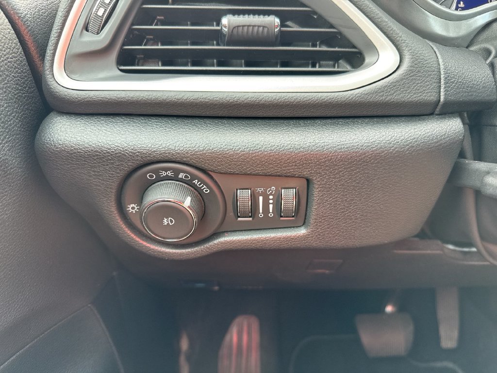 Used 2025 Chrysler Pacifica Select FWD image 17