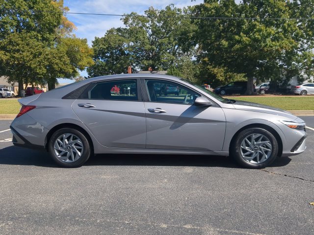 Used 2025 Hyundai Elantra Hybrid FWD image 3