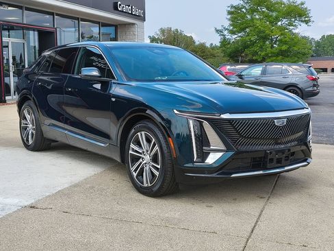 Used 2024 Cadillac Lyriq Luxury AWD/4WD image 3