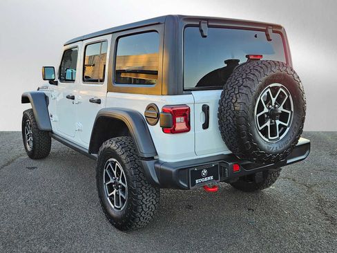 Used 2025 Jeep Wrangler Unlimited Rubicon w/ Technology Group image 5