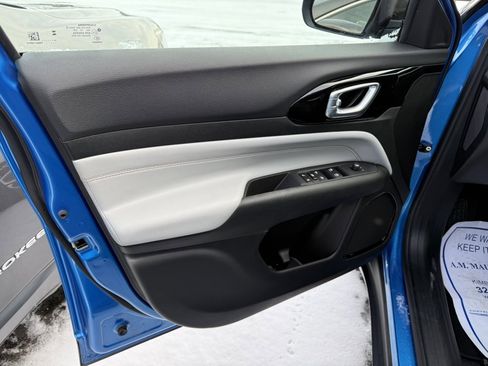 Used 2025 Jeep Compass Limited image 15