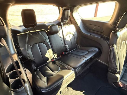 Used 2025 Chrysler Pacifica Select image 19