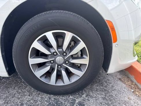 Used 2020 Chrysler Pacifica Touring-L Plus FWD image 9