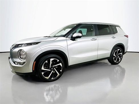 Used 2023 Mitsubishi Outlander SE image 3