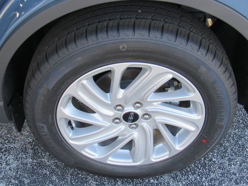 New 2026 Lincoln Corsair Premiere FWD image 9