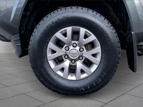 Used 2016 Toyota Tacoma SR5 w/ SR5 Appearance Package (SN) image 11