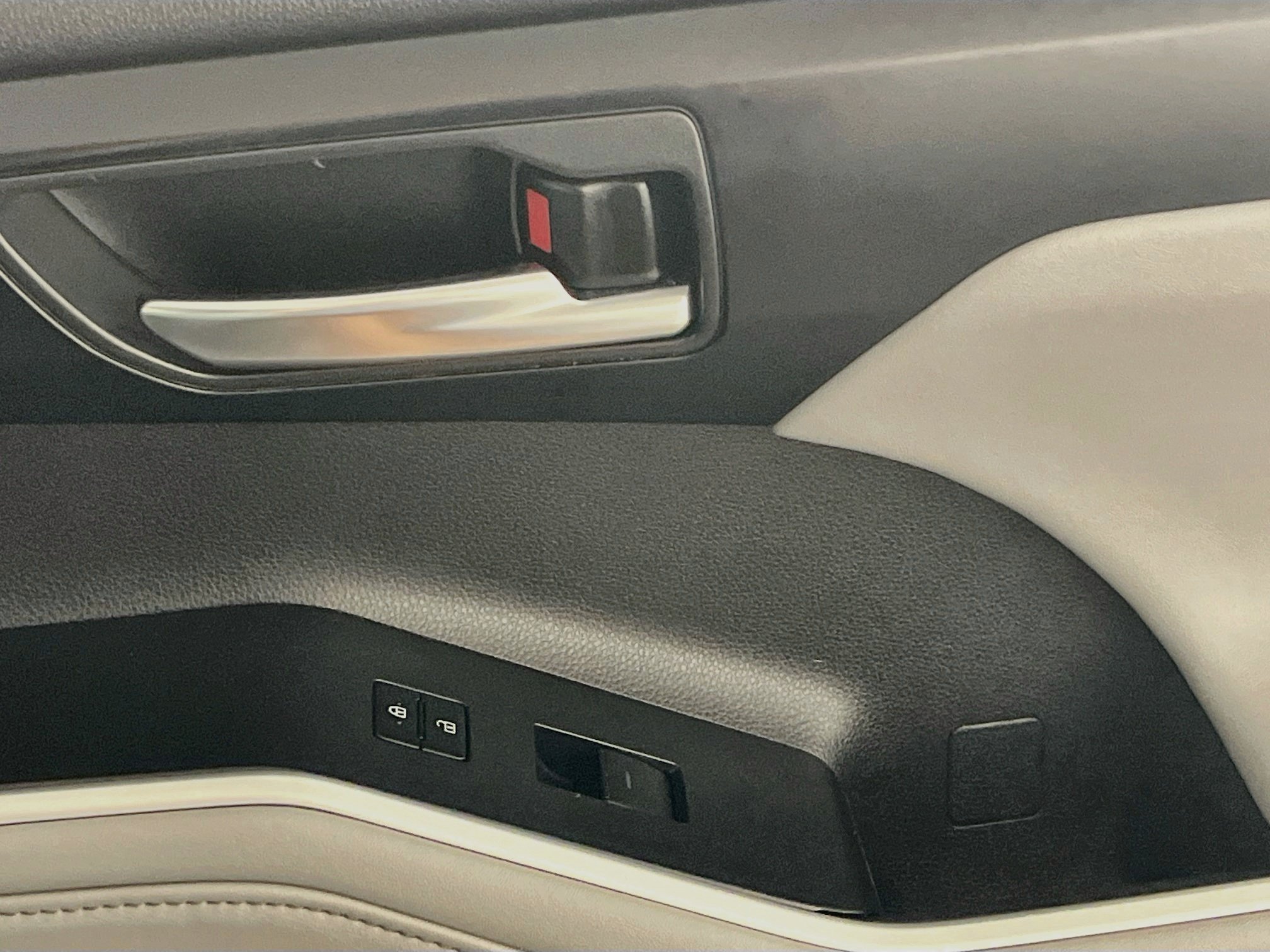 Used 2021 Toyota Highlander XLE FWD image 31