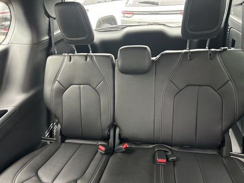 New 2027 Chrysler Pacifica Select AWD/4WD image 9