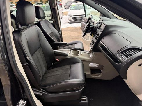 Used 2019 Dodge Grand Caravan SXT image 19