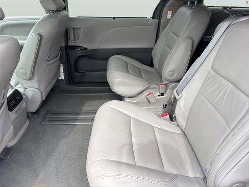 Used 2019 Toyota Sienna XLE w/ XLE Navigation Package image 14