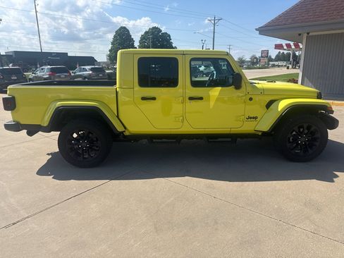 Used 2024 Jeep Gladiator Sport AWD/4WD image 5