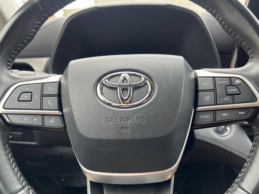 Used 2023 Toyota Highlander LE AWD/4WD image 37