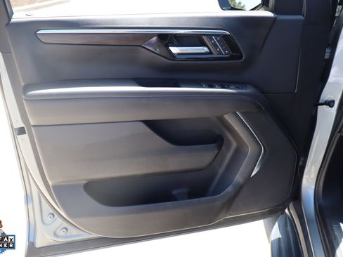 Used 2025 Chevrolet Suburban LT RWD image 12