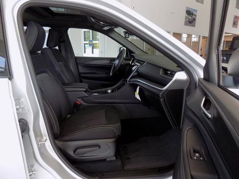 New 2025 Jeep Grand Cherokee Laredo X w/ Luxury Tech Group I RWD image 17