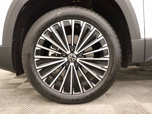 Used 2025 Volkswagen Taos SE w/ Panoramic Sunroof Package image 7