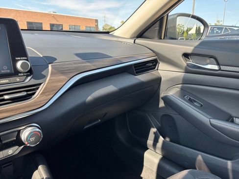 Used 2025 Nissan Altima 2.5 SV FWD image 35