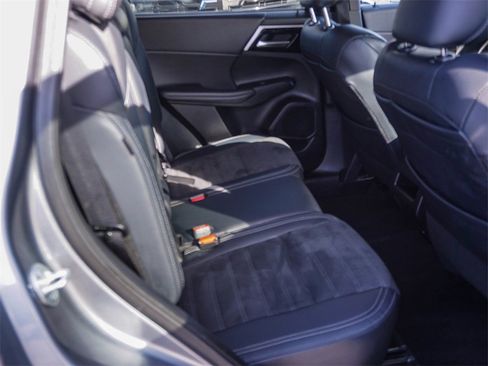 Used 2024 Mitsubishi Outlander SE image 13