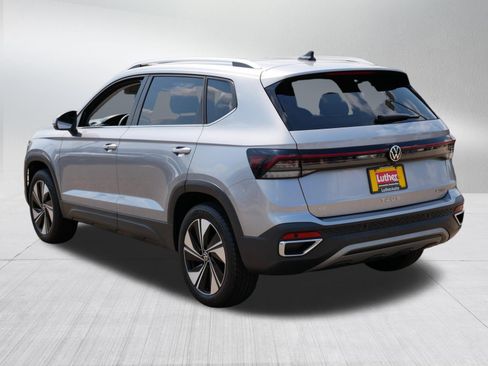 Used 2025 Volkswagen Taos SE w/ Panoramic Sunroof Package AWD/4WD image 5
