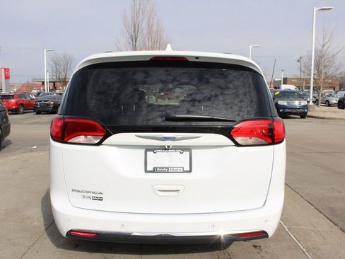 Used 2019 Chrysler Pacifica Touring-L image 8