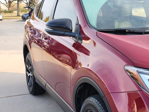 Used 2018 Toyota RAV4 SE image 9