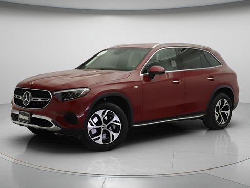 Used 2025 Mercedes-Benz GLC 350e 4MATIC image 3
