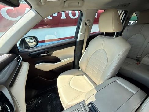 Used 2022 Toyota Highlander XLE FWD image 14