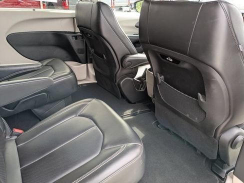 Used 2023 Chrysler Pacifica Touring-L FWD image 15