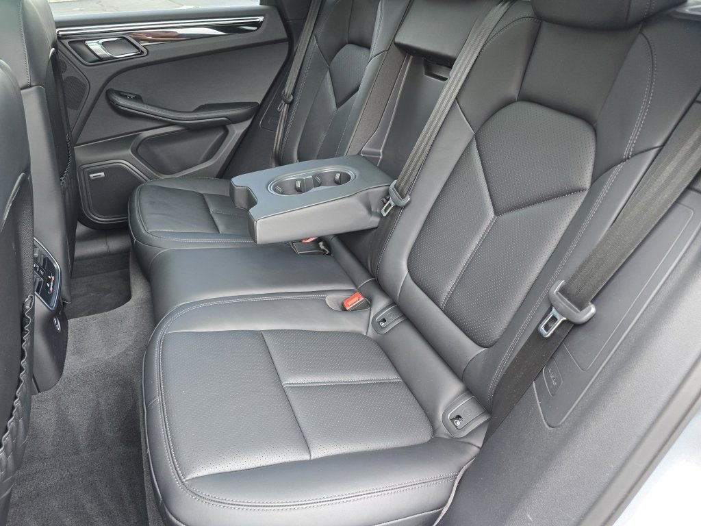 Certified 2024 Porsche Macan AWD/4WD image 41