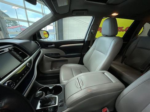 Used 2015 Toyota Highlander XLE image 12