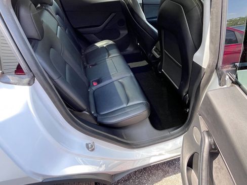 Used 2021 Tesla Model Y Long Range AWD/4WD image 23