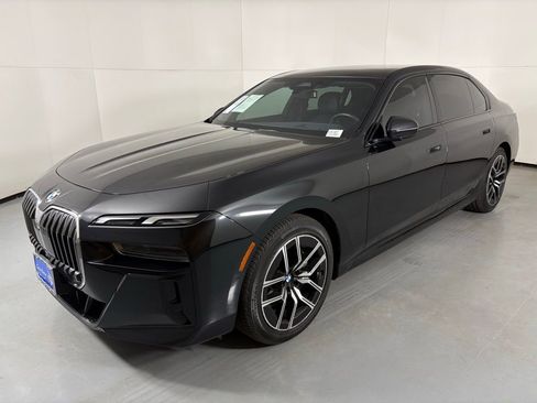 Used 2024 BMW 740i image 4