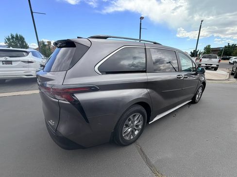 Used 2023 Toyota Sienna XLE AWD/4WD image 4