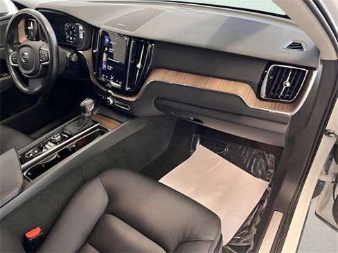 Used 2021 Volvo XC60 T5 Momentum w/ Premium Package image 11