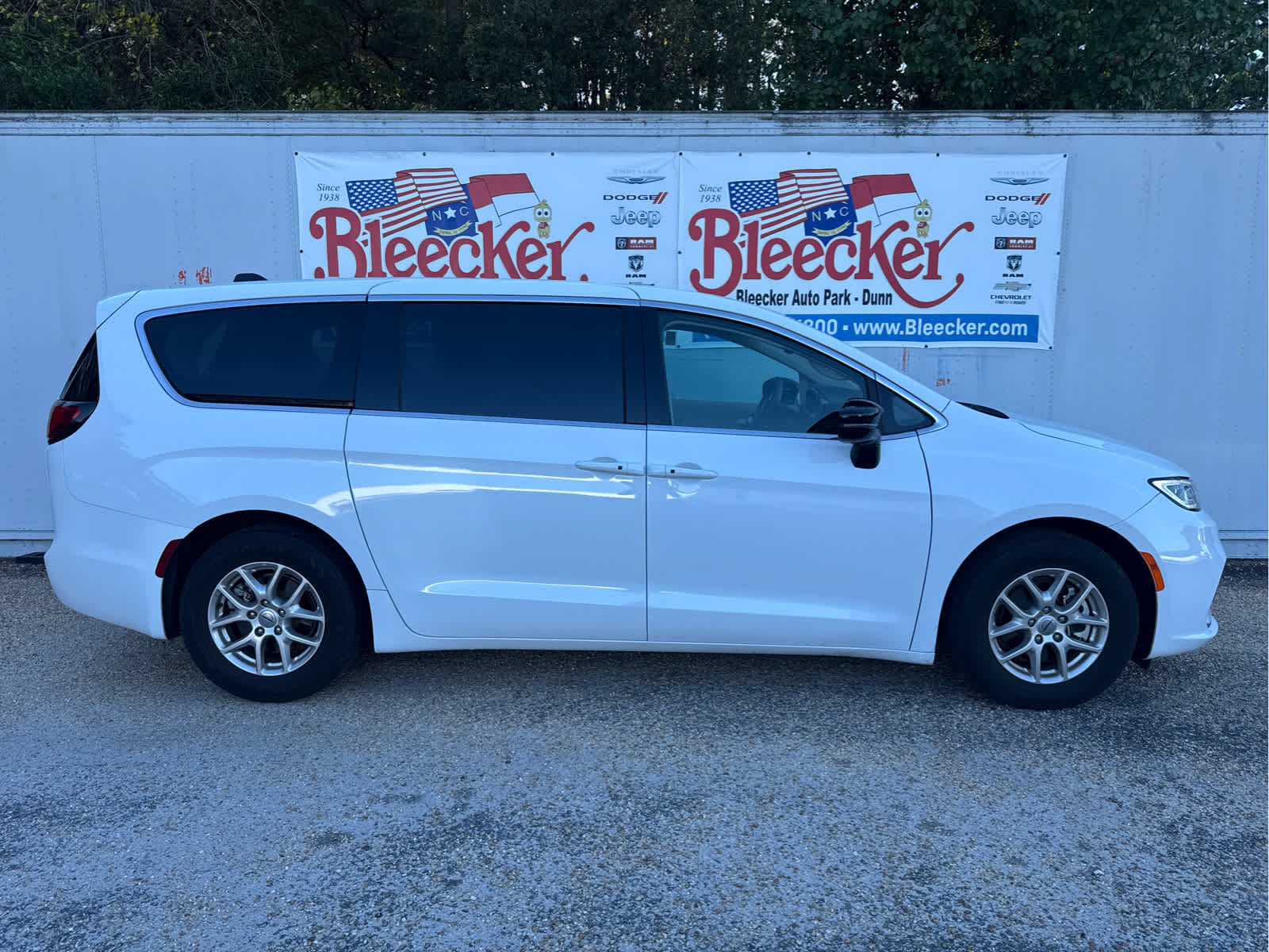 Used 2024 Chrysler Pacifica Touring-L FWD image 2