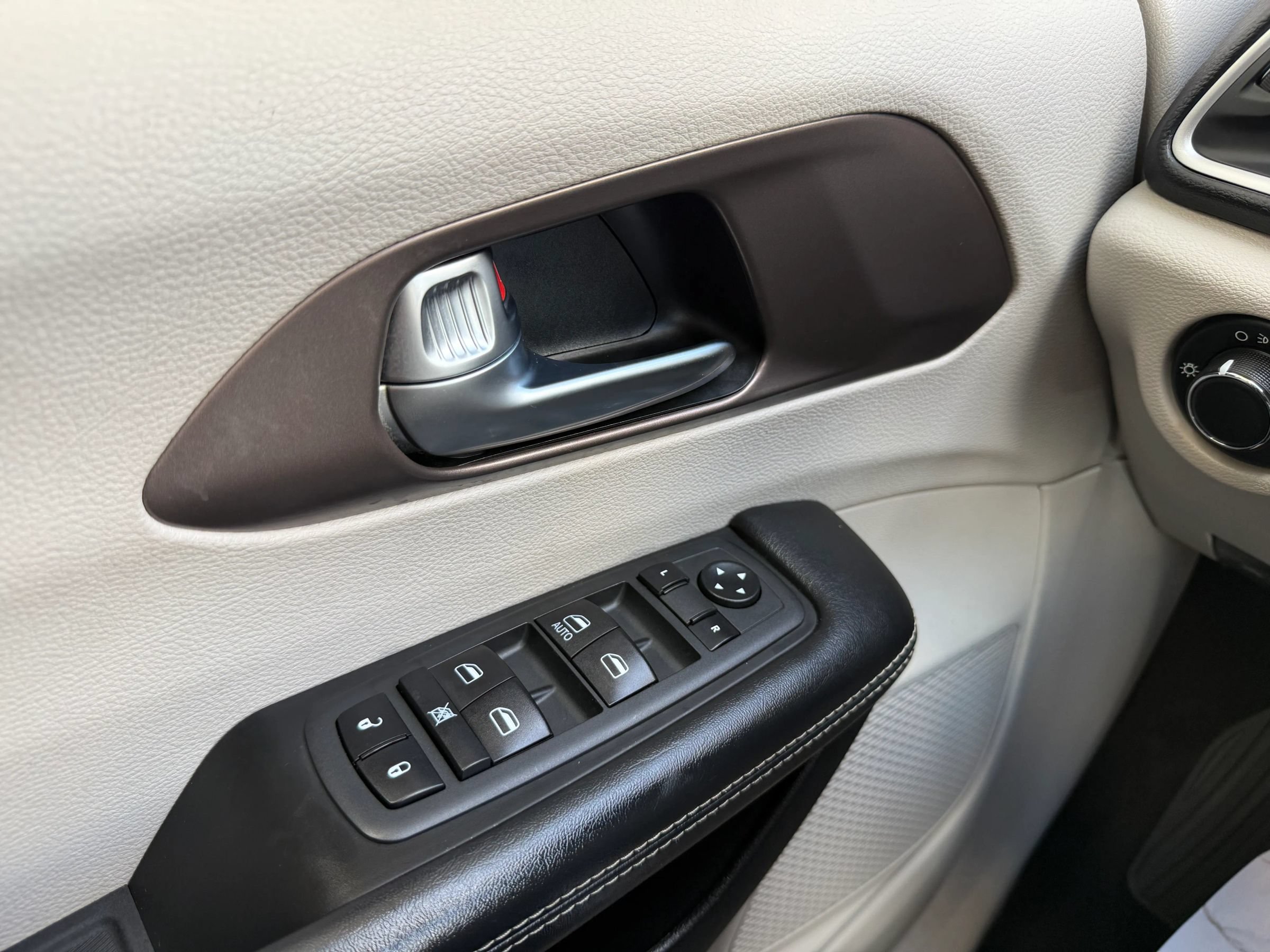 Used 2020 Chrysler Voyager L FWD image 26