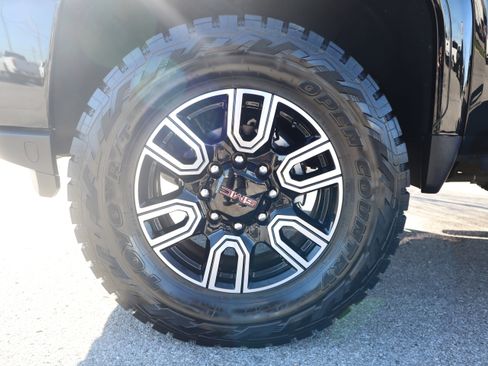 Used 2022 GMC Sierra 2500 AT4 w/ AT4 Premium Plus Package image 11
