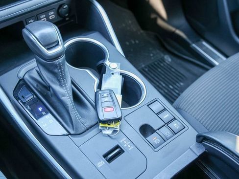 Used 2023 Toyota Highlander LE image 23