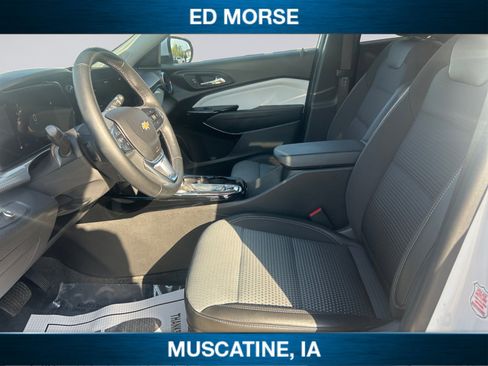 Used 2025 Chevrolet Trax LT w/ LT Convenience Package FWD image 9