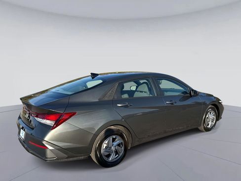Used 2024 Hyundai Elantra SE image 4