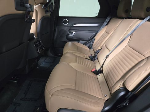 New 2026 Land Rover Discovery Dynamic SE image 13